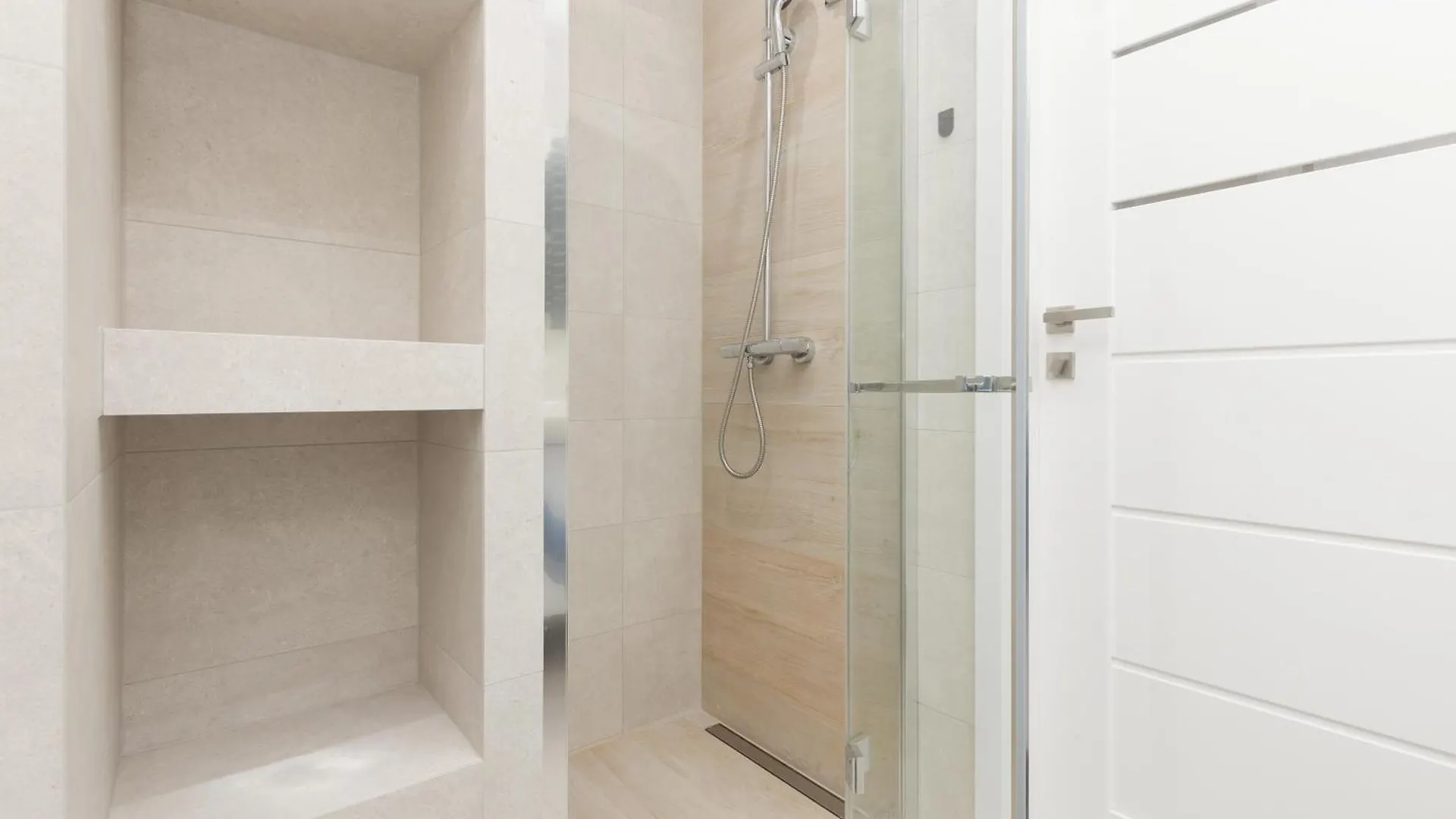 Modern Apartment With Balcony Near Aleje Jerozolimskie By Noclegi Renters Warsaw