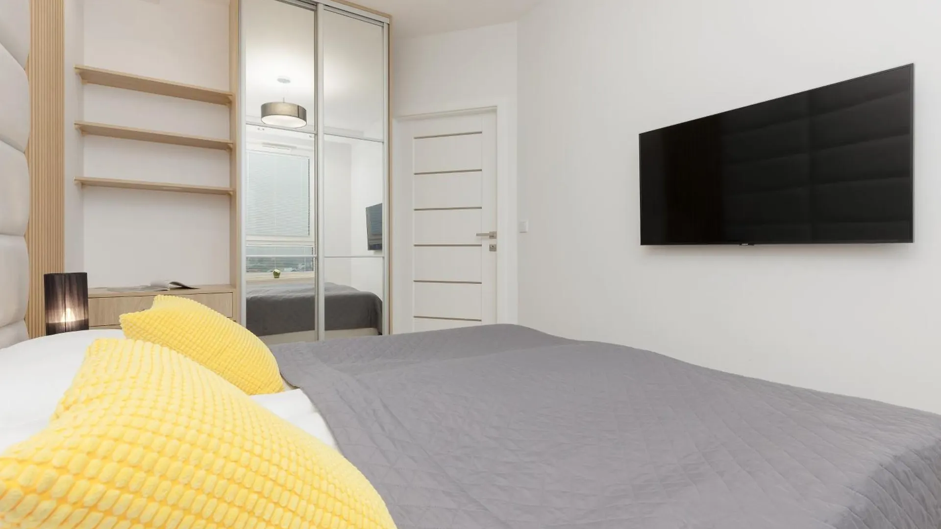 Modern Apartment With Balcony Near Aleje Jerozolimskie By Noclegi Renters Warsaw